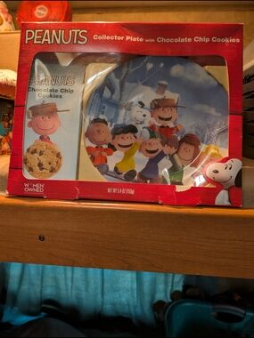 Peanuts Collector Plate with Chocolate Chip Cookies - Red Box